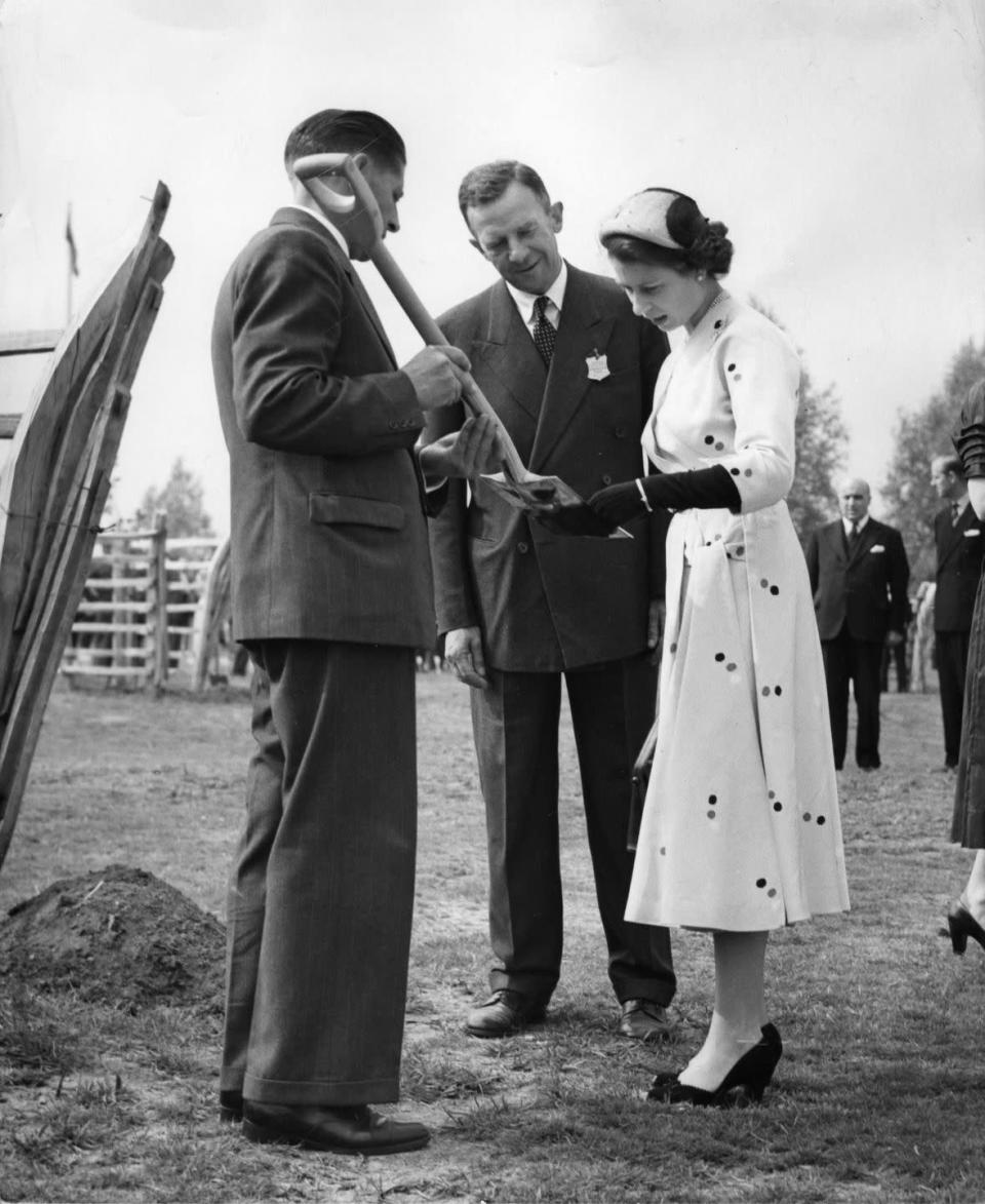 <p>Una de las prendas favoritas de Kate Middleton ya la llevaba la reina Isabel II en 1953.</p>