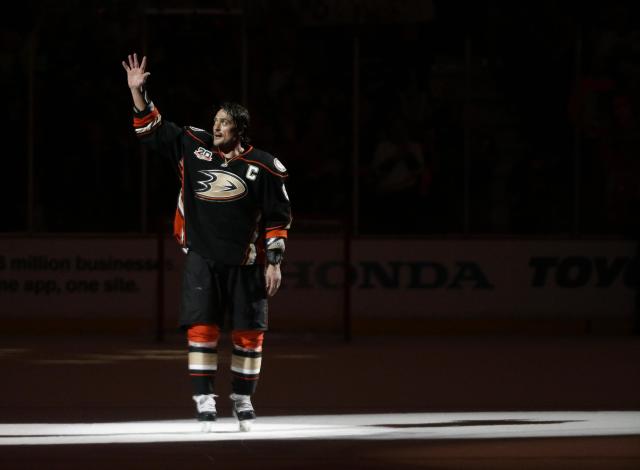 Teemu Selanne's No. 8 to be retired by Ducks when Jets visit
