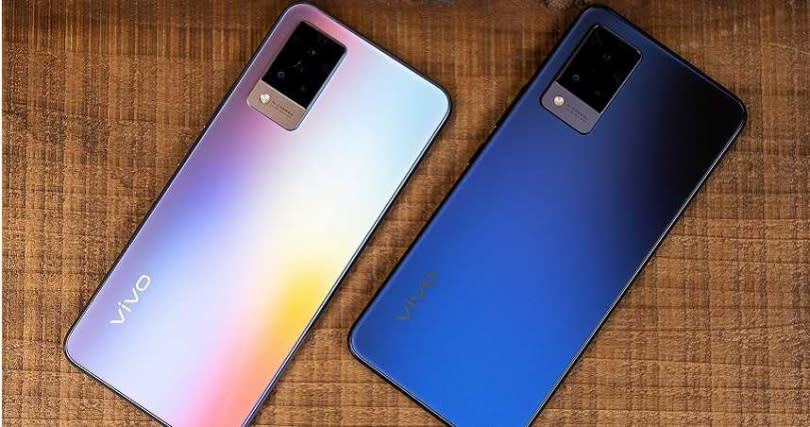 vivo V21 5G有厭世藍調、奇幻電音兩色機身可選。（圖／vivo提供）