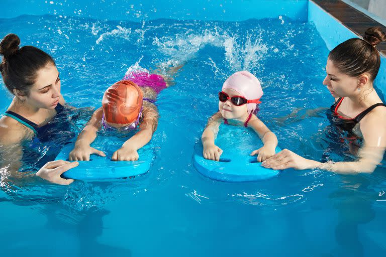 El aprendizaje de la natación y actitudes responsables en el agua son habilidades complementarias, extremadamente útiles para mejorar las posibilidades de evitar lesiones y muertes en el medio acuático