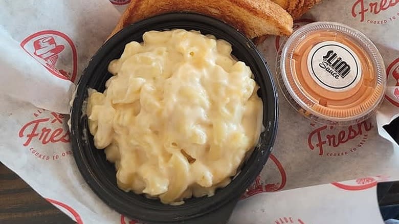 mac and cheese in basket