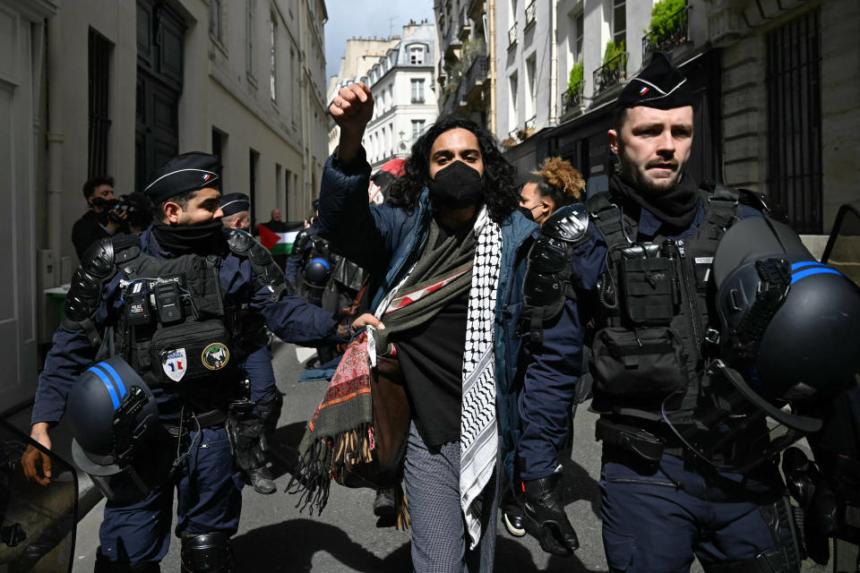 Un manifestant est escorté par des gendarmes lors de l’évacuation d’un sit-in pro-Gaza dans le hall d’entrée de Sciences Po Paris, le 3 mai 2024.
