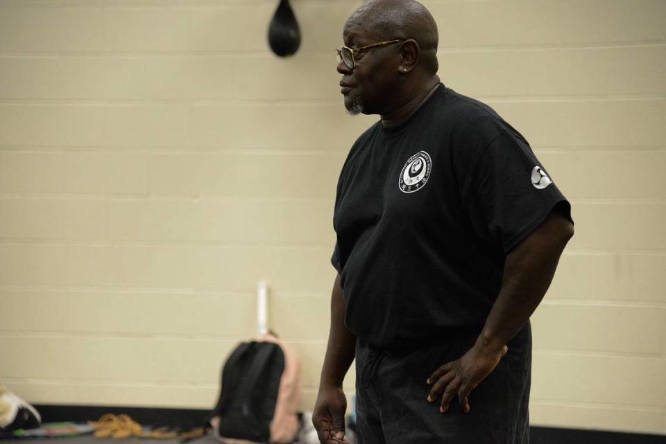 El instructor Sid Rayford, propietario del dojo Rayford Shorin-ryu, durante su clase de defensa personal en el Merced College, el lunes 24 de junio de 2024.