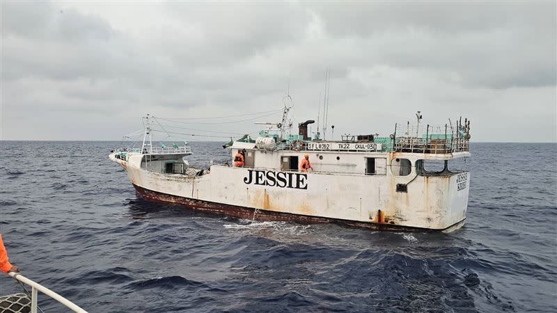 喀麥隆籍的雜貨輪「婕西號」在中國福建沿海接駁15名越南偷渡客，遭查緝單位一舉逮捕。（圖／翻攝畫面）