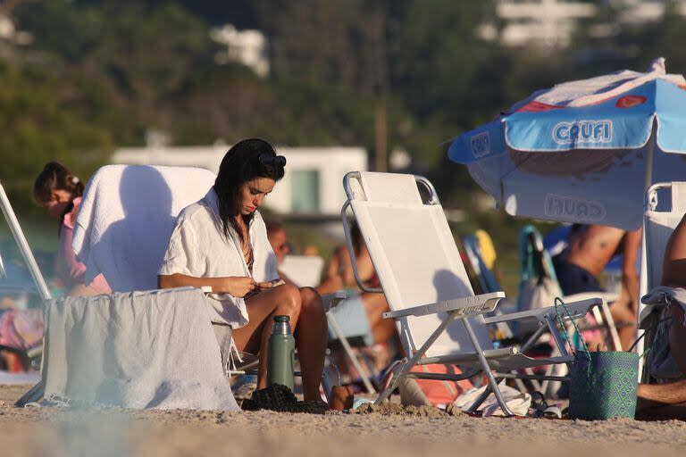 Relajada, leyendo y acompañada del mate, antes de volver a los compromisos laborales