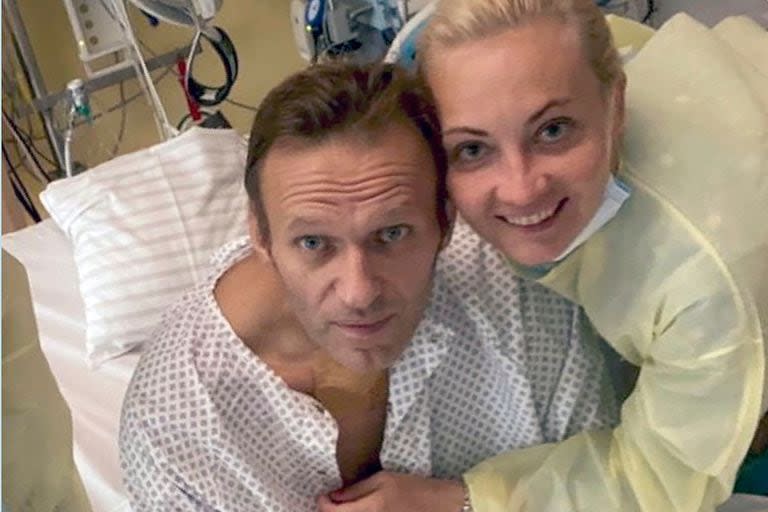 Alexei Navalny, junto a su mujer, durante su recuperación