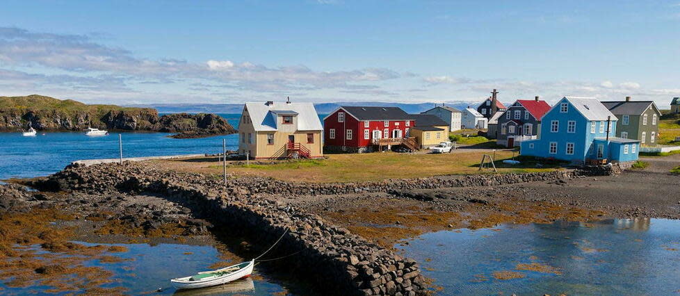 Cinquième étape de cette croisière le long des côtes islandaises: Flatey, la bien nommée « île plate », minuscule bout de terre de 20 mètres d’altitude (à son plus haut point) ponctué de quelques maisons anciennes et réputé pour sa forte concentration d’oiseaux.  - Credit:hemis.fr / FRILET Patrick / hemis.fr