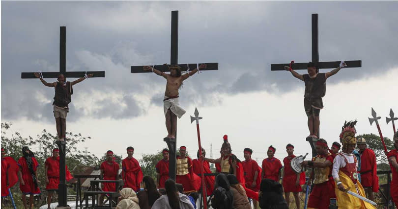 菲律賓的耶穌蒙難歷程重演習俗起源於1950年代。（圖／達志／美聯社）