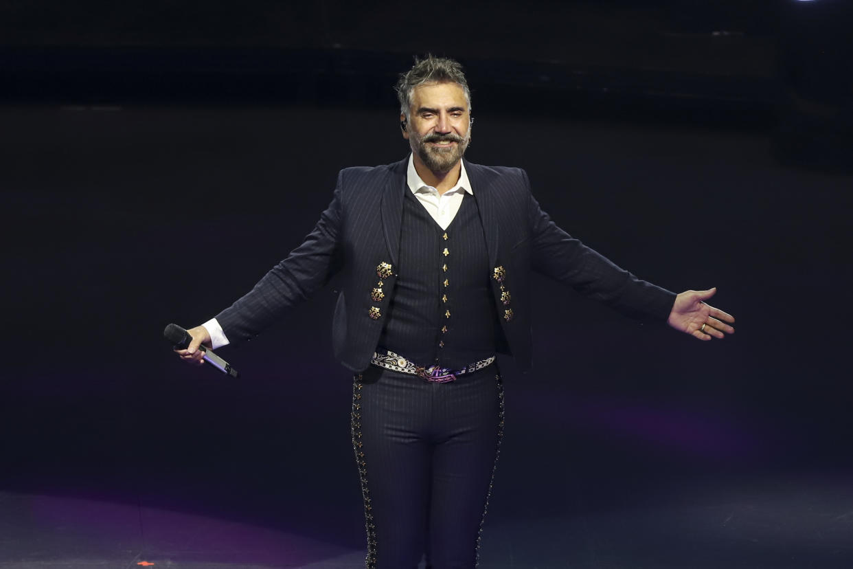 Alejandro Fernández durante show Hecho En Mexico 2021 en el  Auditorio Nacional en la Ciudad de México. (Photo by Medios y Media/Getty Images)