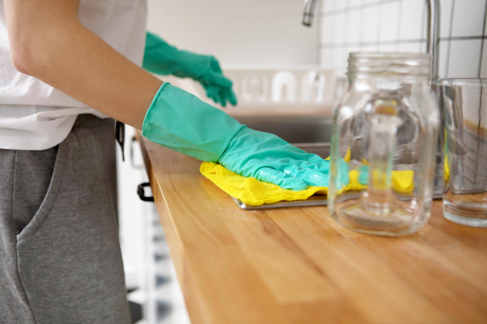 En la foto, una persona limpia una cocina. Roman cree que fue un trabajador de limpieza confundido de casa quien hizo las labores. (Foto Getty Creative)