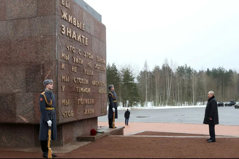 El presidente ruso, Vladimir Putin, dice que Ucrania «glorifica» a los escuadrones de la SS de Adolf Hitler y promete «erradicar el nazismo» mientras inaugura un monumento que marca 80 años desde el fin del asedio de Leningrado.