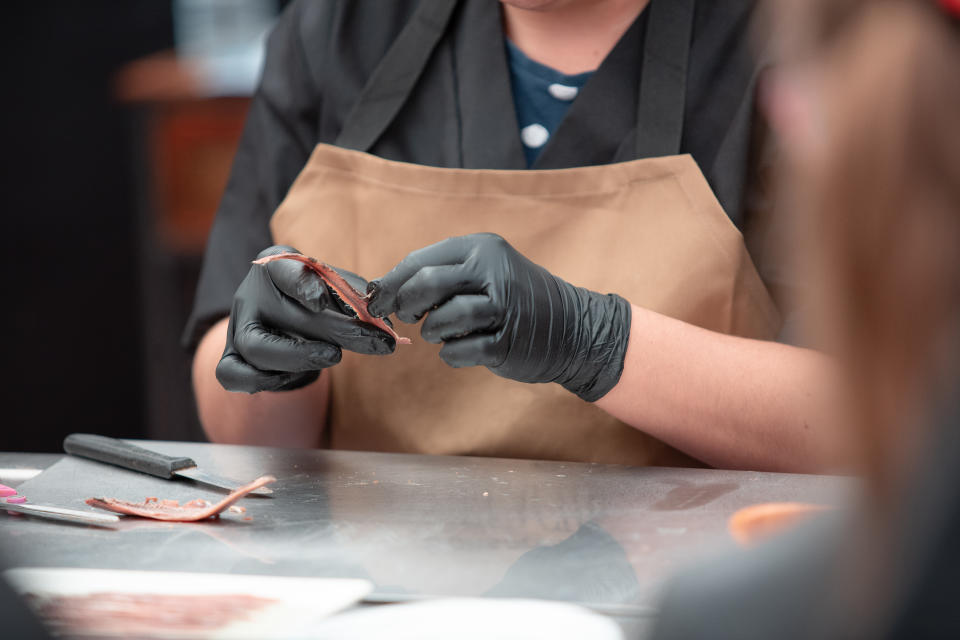 Una mujer limpia anchoas en una fábrica de Cantabria. Foto: Getty Creative