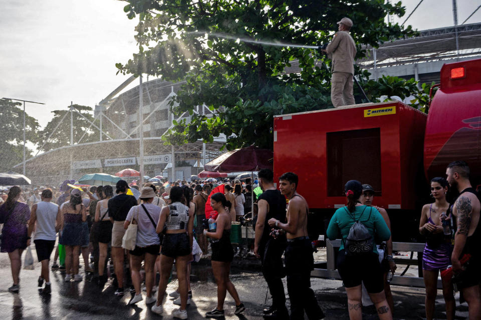 Image: Taylor Swift fans during the heat wave in Rio de Janeiro (Tércio Teixeira / AFP via Getty Images)