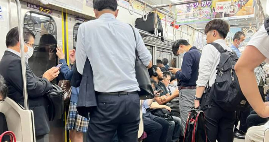 氣象主播王軍凱到日本旅遊目睹，觀光客被教訓的情景。（圖／翻攝自王軍凱臉書）