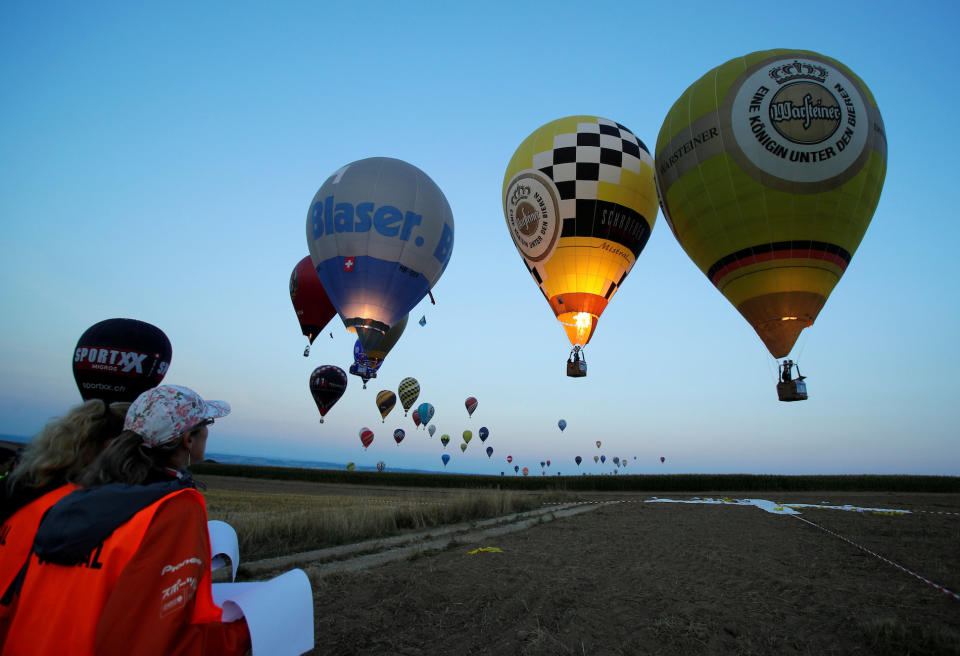 <p>Bei der Heißluftballon-WM im österreichischen Groß-Siegharts beobachten Juroren, wie die Teilnehmer vom Erdboden abheben. (Bild: Reuters/Heinz-Peter Bader) </p>