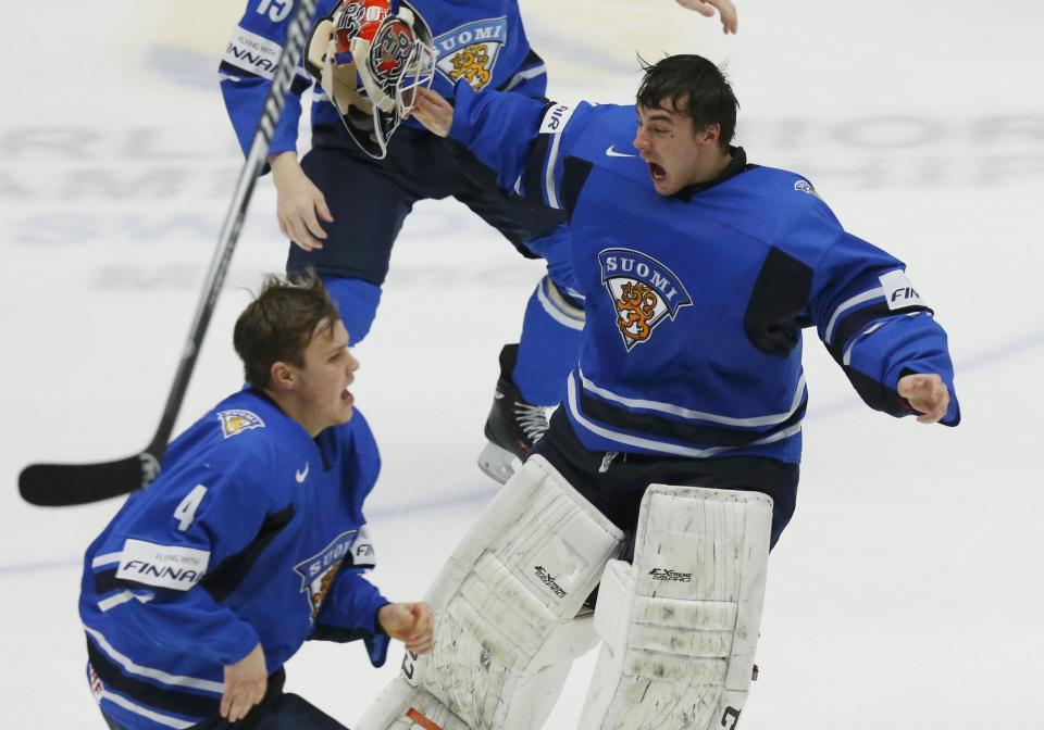 Finland's goalie Juuse Saros (R) and Mikko Lehtonen celebrate after defeating Sweden in overtime of their IIHF World Junior Championship to win the gold medal ice hockey game in Malmo, Sweden, January 5, 2014. REUTERS/Alexander Demianchuk (SWEDEN - Tags: SPORT ICE HOCKEY)