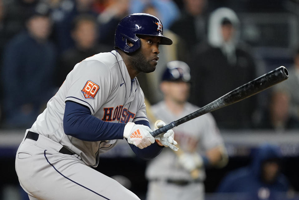 Yordan Álvarez de los Astros de Houston batea un sencillo remolcador de carrera para empatar el marcador ante los Yanquis de Nueva York en el séptimo inning del cuarto juego de la serie de campeonato de la Liga Americana, el domingo 23 de octubre de 2022. (AP Foto/John Minchillo)