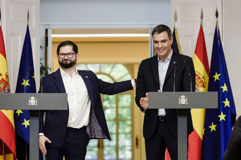 El presidente de Chile, Gabriel Boric y el presidente del gobierno y candidato del PSOE a la reelección, Pedro Sánchez, durante una rueda de prensa tras su reunión en el Palacio de la Moncloa, a 14 de julio de 2023, en Madrid.