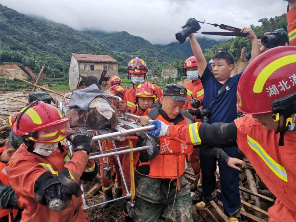 因為暴雨造成危機的不只有白洋河水庫，湖北省黃梅縣大河鎮袁山村就在今日發生了山崩事件。（圖／翻攝自湖北省應急管理廳微博）