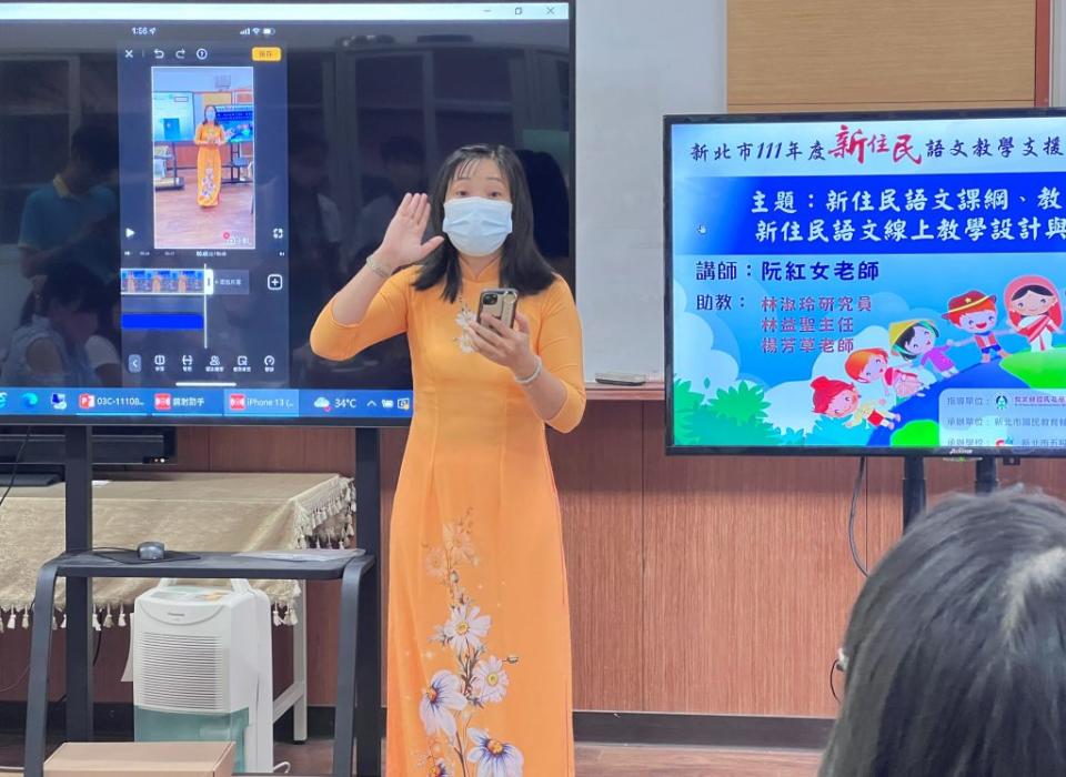 越南語阮紅女教支老師分享利用隨手可得手機拍影片。（新北市教育局提供）