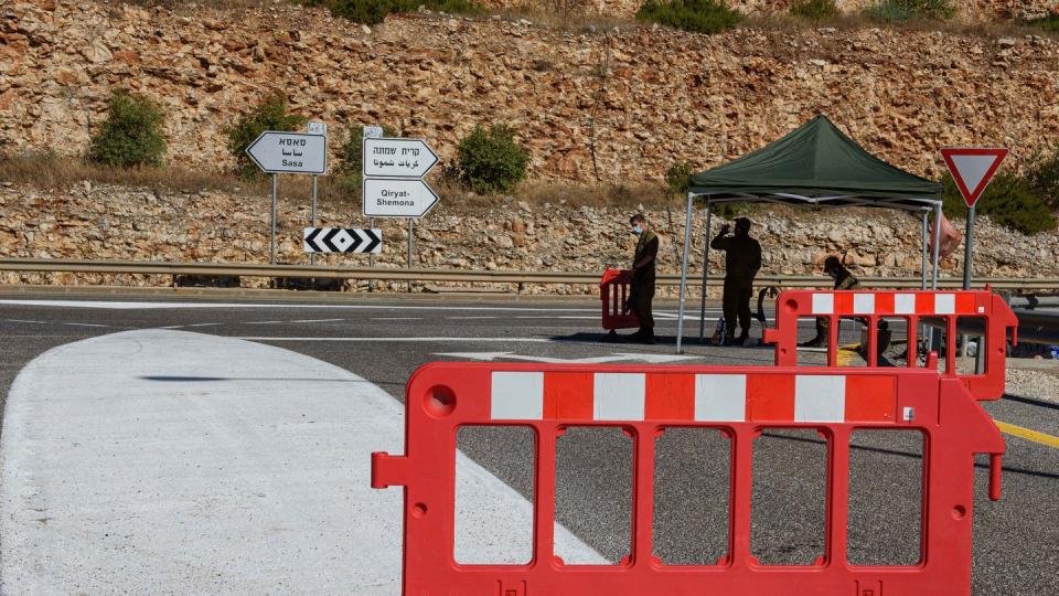Zwei israelische Soldaten stehen an einem Kontrollpunkt nahe der Grenze zum Libanon.