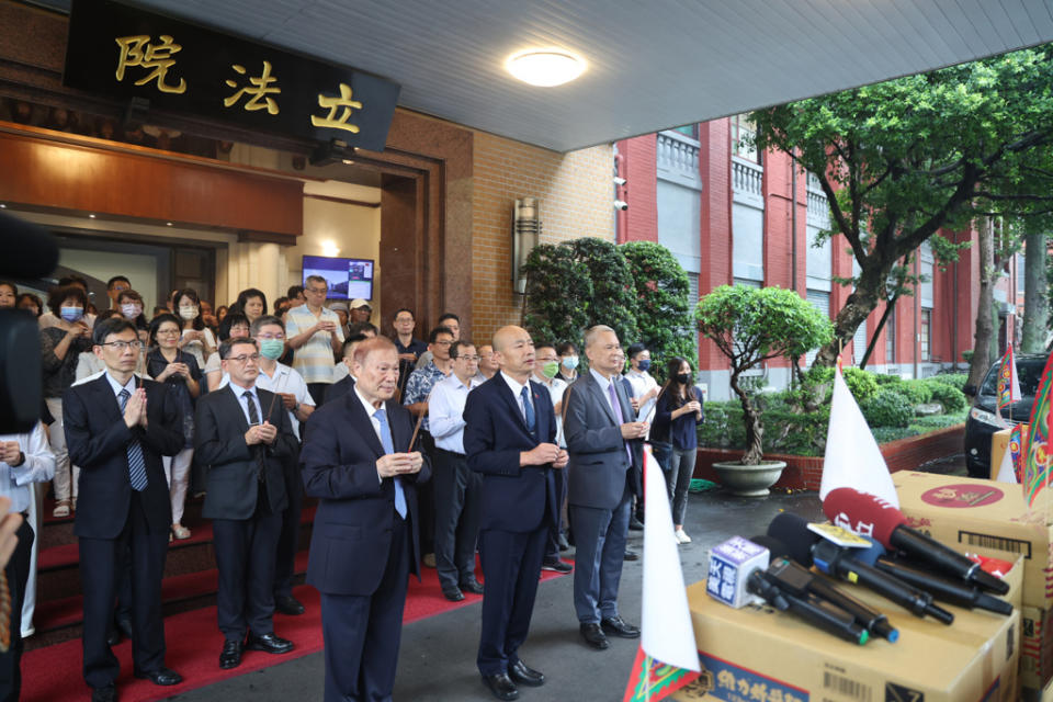 圖為立法院長韓國瑜（中）14日主持院內中元普渡並率領同仁們舉香祈福。（姚志平攝）