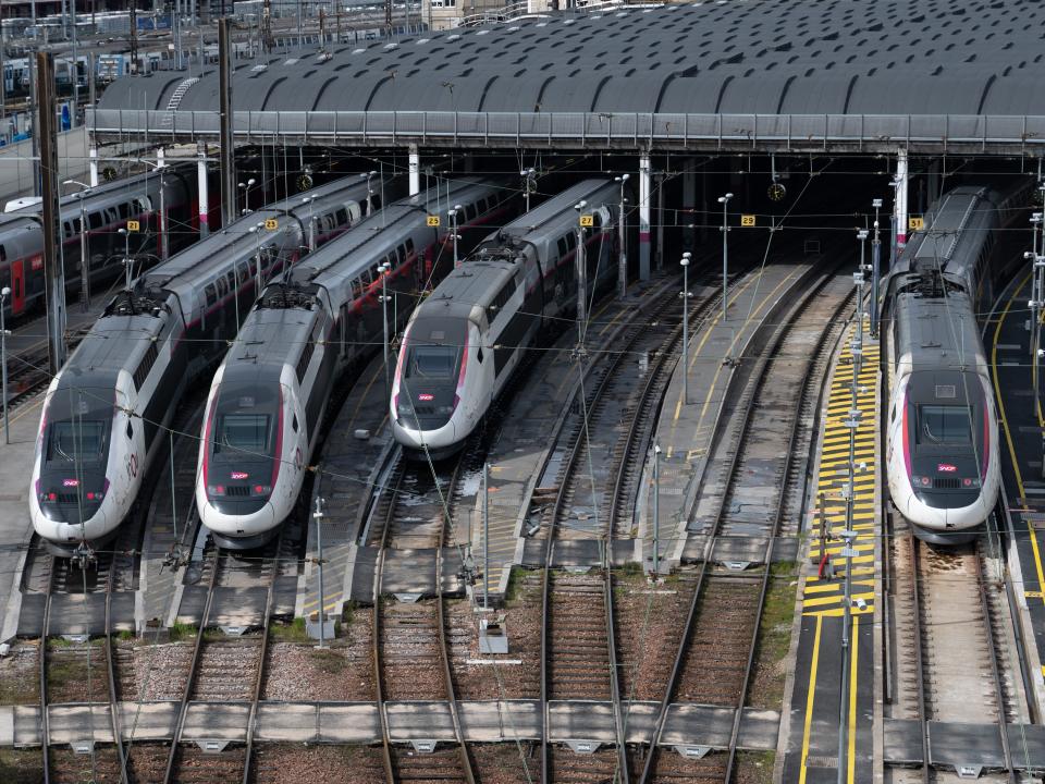 Quatre trains à grande vitesse SNCF sur les quais de la Gare de Lyon à Paris, France.