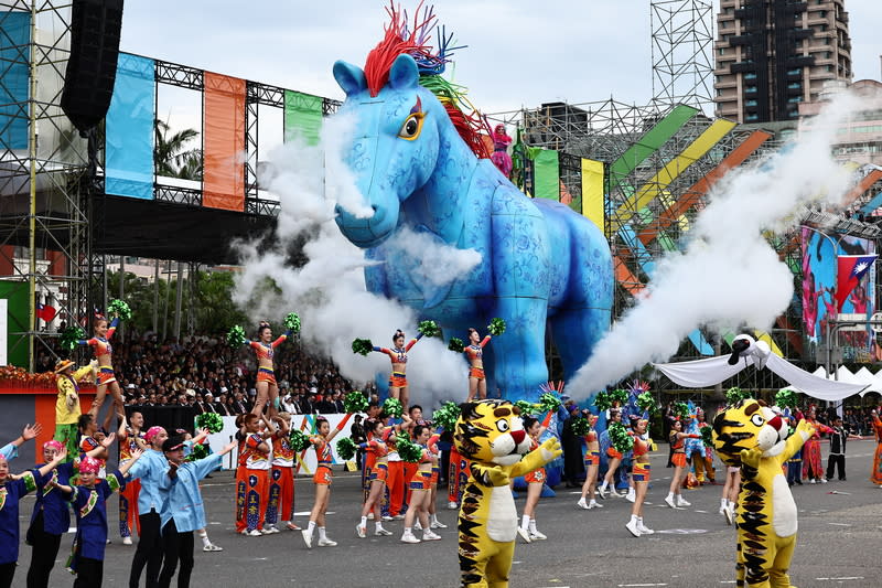 中華民國第16任總統副總統就職慶祝大會20日在總統府前廣場舉行，紙風車劇團出動「雨馬」道具，並以三首客家曲目與來自花蓮、台北、新北、苗栗、高雄、屏東等地客家團體一同演出，為典禮帶來祝福。（中央社）