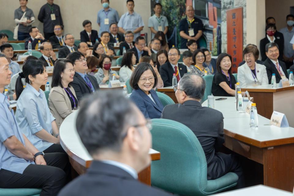 總統蔡英文出席台大國際政經學院揭牌，台大校長陳文章陪同參觀徐州路校區。總統府Flickr提供