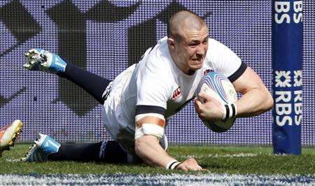 England's Mike Brown scores against Italy in their Six Nations rugby union match at the Olympic Stadium in Rome March 15, 2014. REUTERS/Tony Gentile