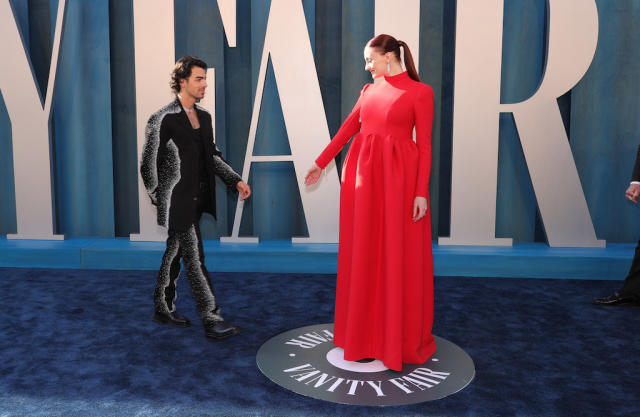 Pregnant Sophie Turner drops jaws at 2022 Vanity Fair Oscars party with Joe  Jonas