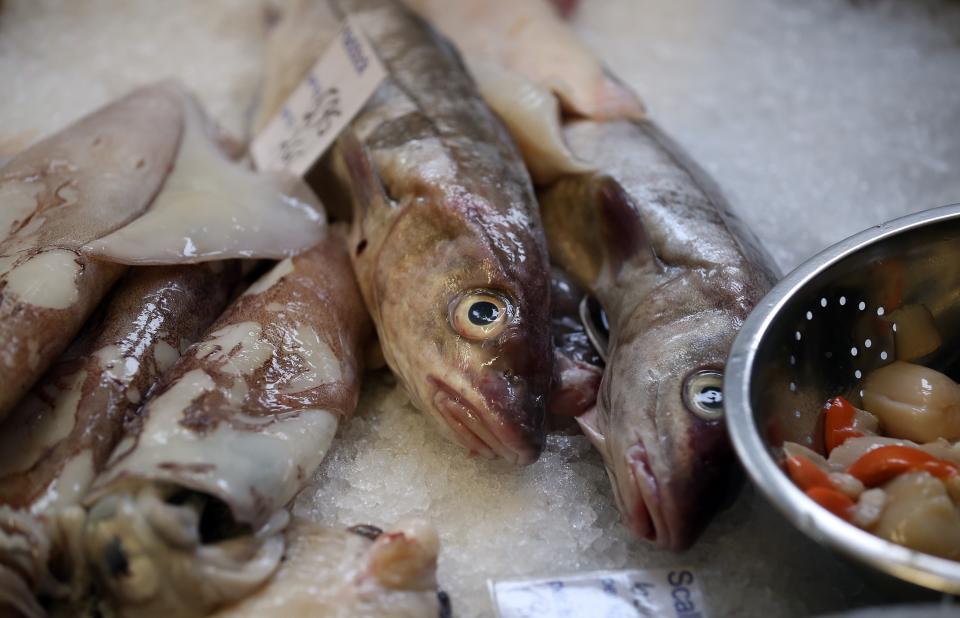 Una pescadería kuwaití coloca ojos falsos de plástico a su mercancía para disimila su estado. (Foto: Matt Cardy/Getty Images)