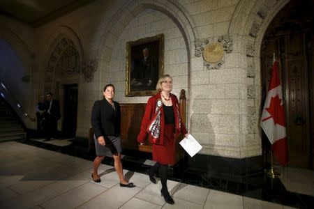 Canada's Indigenous Affairs Minister Carolyn Bennett (R) and Justice Minister Jody Wilson-Raybould arrive at a news conference regarding a ruling by the Canadian Human Rights Tribunal on Parliament Hill in Ottawa, Canada, January 26, 2016. REUTERS/Chris Wattie