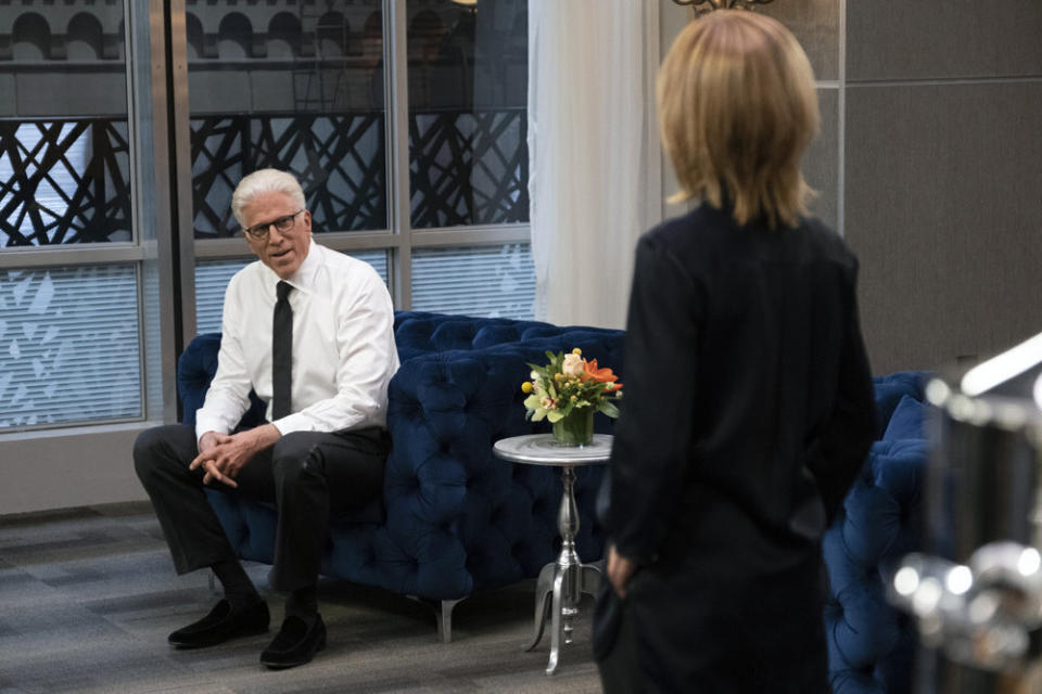 Ted Danson en el papel del alcalde Neil Bremer, izquierda, en una escena de la nueva comedia "Mr. Mayor" que se estrena el jueves. (Mitchell Haddad/NBC via AP)