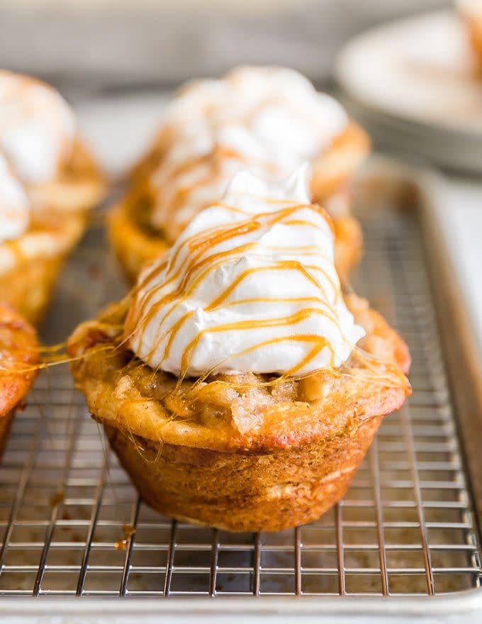 Cinnamon Roll Apple Pie Cupcakes