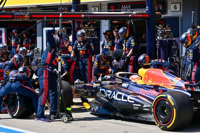 Max Verstappen, en boxes