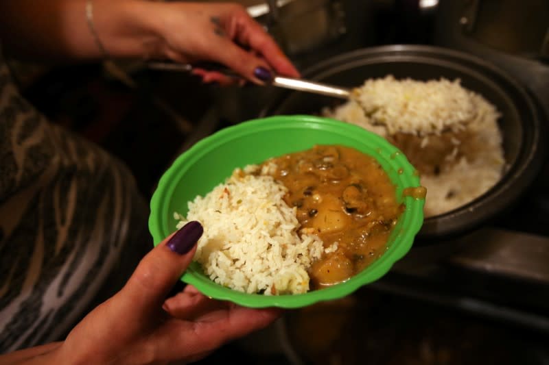 Miryam Tellez, gerente de alojamiento, sirve comida donada por restaurantes, en medio del brote de la enfermedad por coronavirus (COVID-19) en Bogotá, Colombia