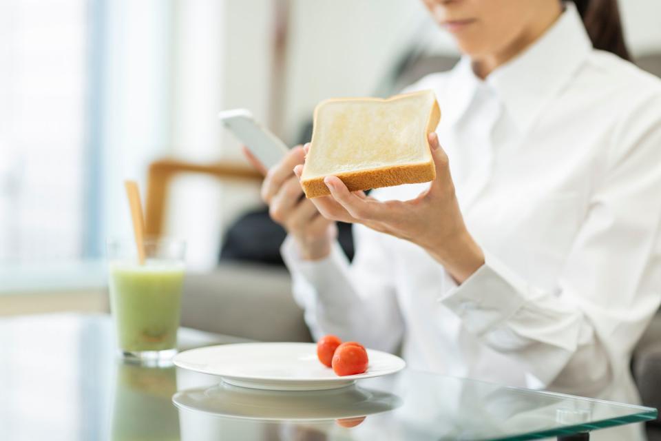 <p>Sie würden gerne ein paar Pfunde verlieren, doch hungrig wollen Sie auch nicht sein? Dann sollten Sie darauf achten, was Sie zu sich nehmen. Denn überall lauern Fallen: Bestimmte Lebensmittel machen mehr Hunger, statt zu sättigen. Wir verraten Ihnen, in welchen Lebensmitteln sich sogenannte "leere Kalorien" verstecken und Sie so schnell wieder hungrig werden lassen ... (Bild: iStock / byryo)</p>