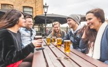 Es gibt zahlreiche gängige Sprüche zum Thema Alkohol, die sich inzwischen in der Gesellschaft durchgesetzt haben: Bier auf Wein sollte man besser sein lassen, durcheinander gemischte Getränke machen schneller betrunken und Frauen spüren den Alkohol schneller als Männer. Aber ist das alles wirklich wahr - oder völliger Unsinn? Wir klären auf! (Bild: iStock / william87)