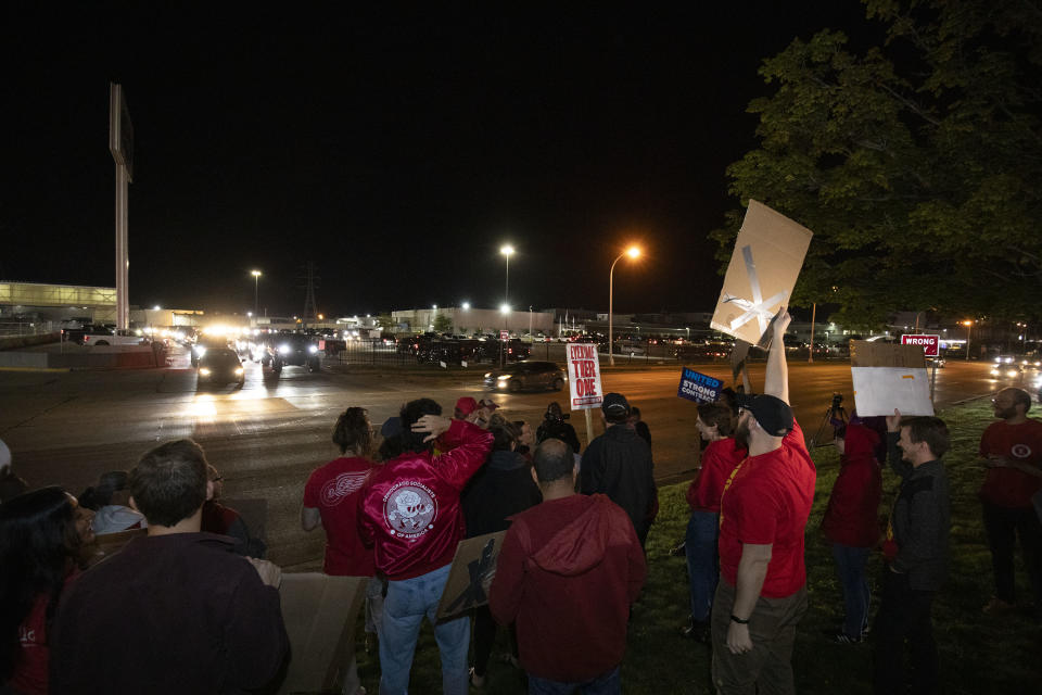  Los partidarios aplauden cuando los miembros de United Auto Workers salen de la planta y se declaran en huelga en la planta de ensamblaje de Ford Michigan el 15 de septiembre de 2023 en Wayne, Michigan. Esta es la primera vez en la historia que el UAW ataca a los tres grandes fabricantes de automóviles al mismo tiempo. (Foto de Bill Pugliano/Getty Images)