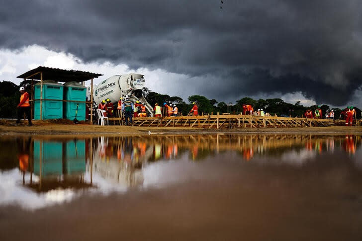 Varios operarios trabajan en el lugar que acogerá la cumbre climática COP30 en Belém, estado de Pará, Brasil.