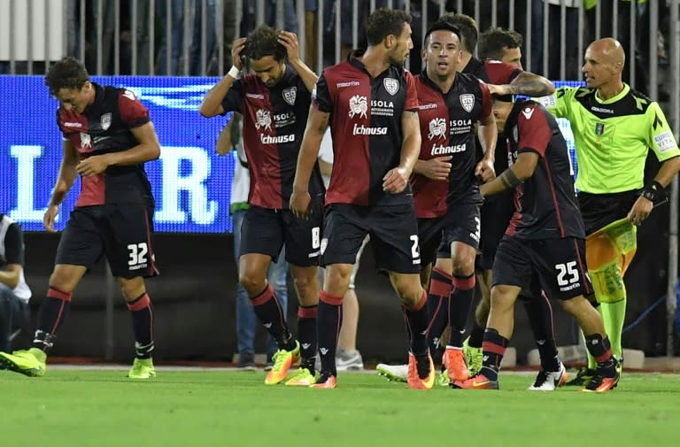 Cagliari's forward Marco Sau (R) celebrates with his teammates after scoring a goal on August 28, 2016