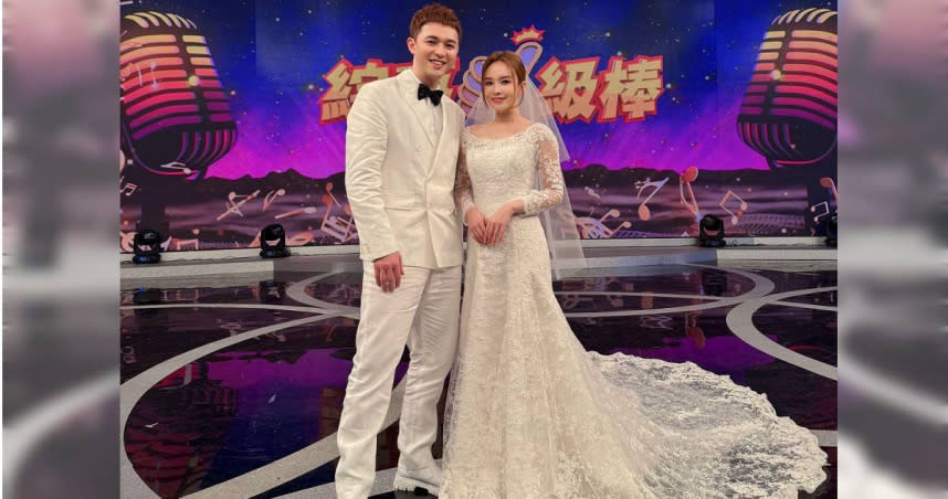 為了節目企劃的婚禮必唱金曲，李子森（左）與杜忻恬（右）穿上婚紗原地結婚。（圖／中視）