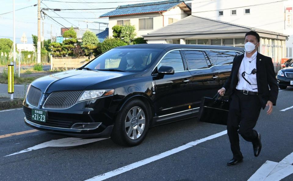 遇刺的日本前首相安倍晉三的靈車抵達東京家中。   圖：翻攝自推特
