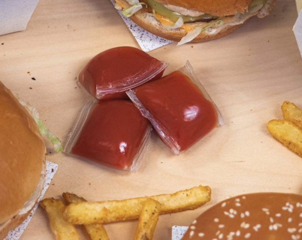 Notpla packaging holding ketchup to replace plastic (Notpla)