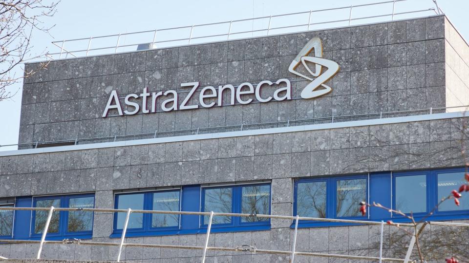 Das Logo am Gebäude des Pharmakonzerns Astrazeneca. Ein Antikörper-Medikament des Pharmakonzerns Astrazeneca schützt klinischen Tests zufolge wirksam vor einer Corona-Erkrankung.