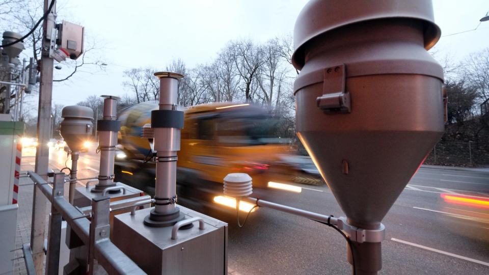 Fahrzeuge an der Messstation für Feinstaub und Stickoxide am Stuttgarter Neckartor. Foto: Bernd Weissbrod