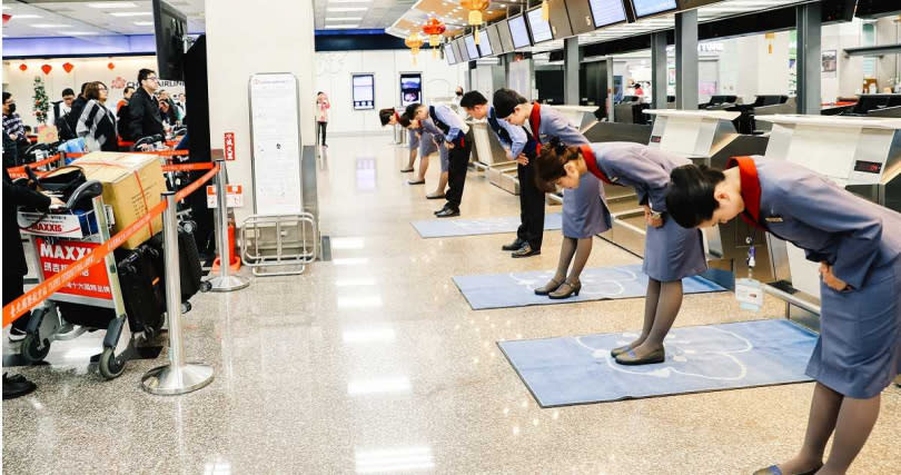2019年2月華航機師罷工，圖為華航松山機場櫃檯地勤人員向旅客鞠躬敬禮致歉。（圖／報系資料）