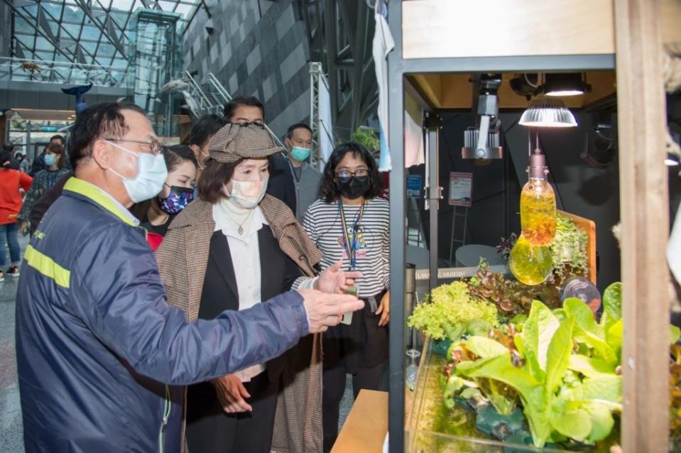 宜蘭縣長林姿妙率領蘭陽偵碳團一同碳索蘭陽博物館家族館舍。（縣府提供）