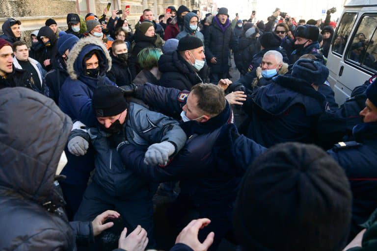 Des affrontements opposent des manifestants soutenant l'opposant russe Alexeï Navalny à la police dans la ville de Vladivostok le 23 janvier 2021  - Pavel KOROLYOV © 2019 AFP